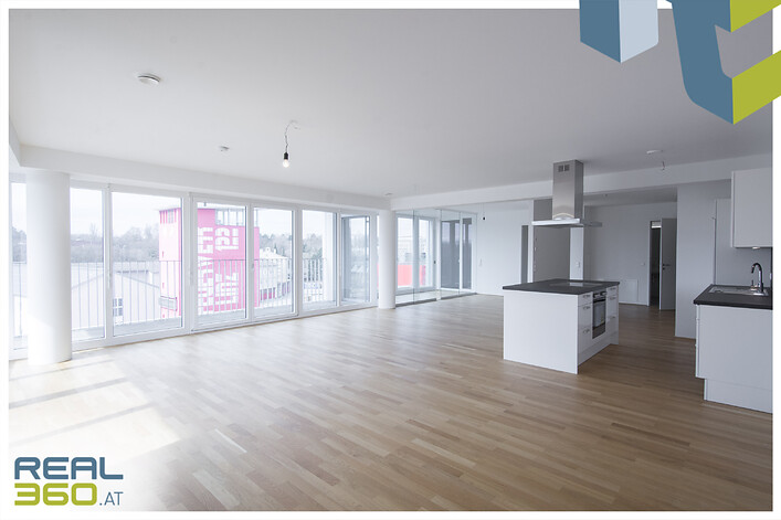 Helle Wohnküche mit Loggia-/Terrassenzugang